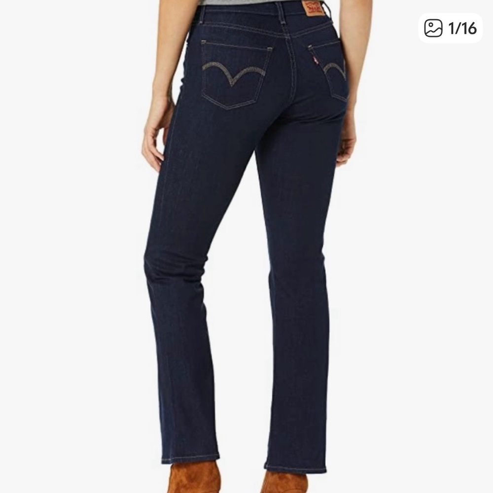 Levi's classic‎ bootcut jeans women's dark wash. Size 32.